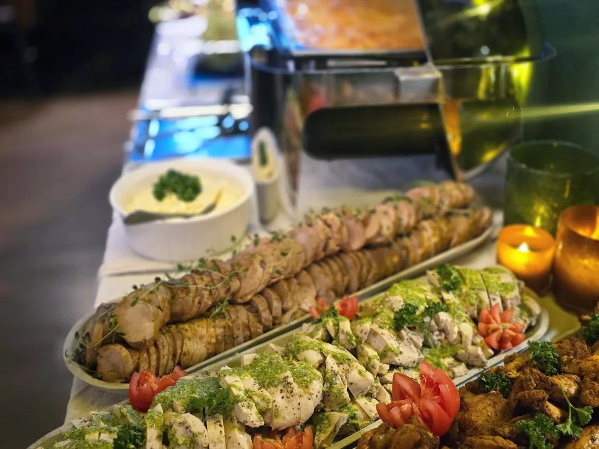 Lunchbuffén uppdukad i baren.